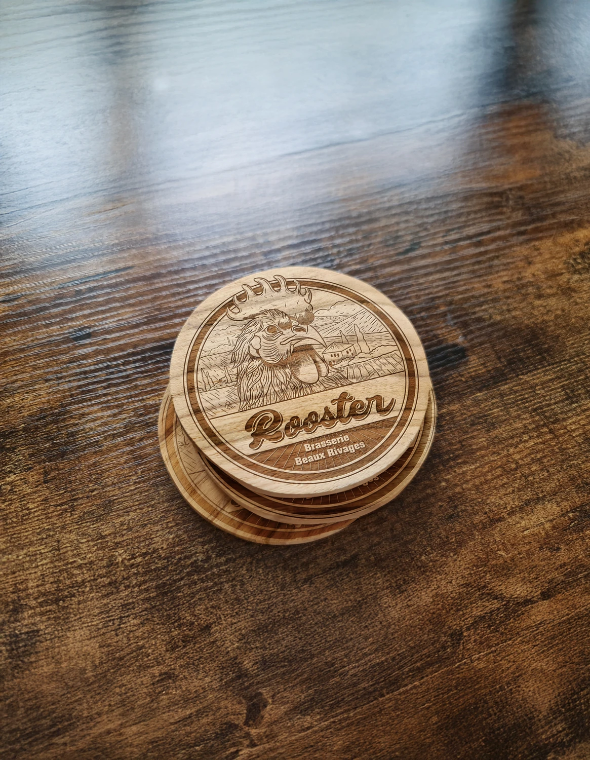 Sous-bock en bois gravé du logo Rooster