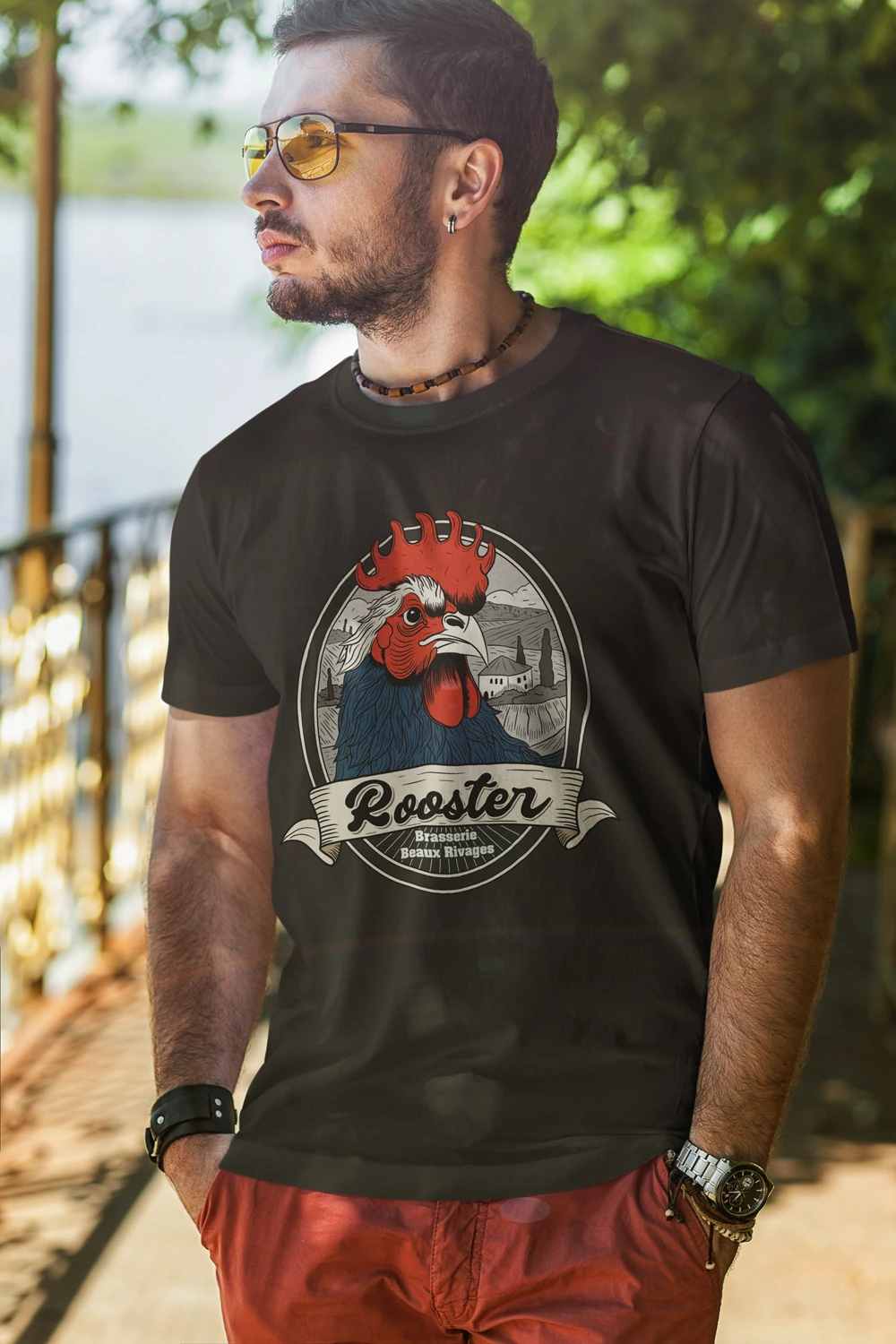 T-shirt noir porté de face avec le logo Rooster