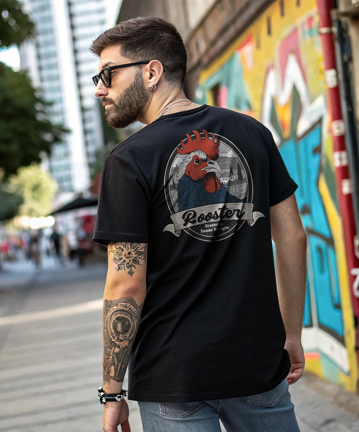 T-shirt noir porté de dos avec le grand logo Rooster